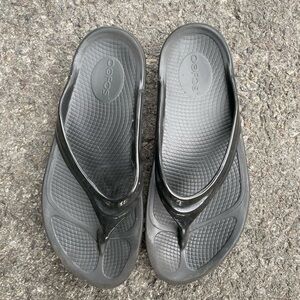 Women’s OOFOS Black Flip Flop Sandals